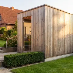 Moderne Gartensauna aus Holz mit Glasfront, ein Traum für jeden, der seine eigene Gartensauna selber bauen möchte.