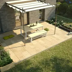 Moderne terasse gestalten mit Pergola, Tisch, Bank und Hochbeeten. Sonnige Oase mit Pflanzen und Rasen.