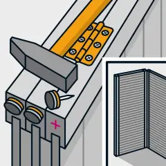 Schritt-für-Schritt-Anleitung: paravent selber bauen. Hammer, Nägel und Scharniere werden gezeigt, um einen faltbaren Raumteiler zu montieren.