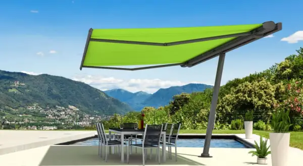 Moderne Terrassenüberdachung mit ausfahrbarem Sonnensegel in leuchtendem Grün. Tolle sonnensegel befestigen ideen für Ihren Außenbereich.