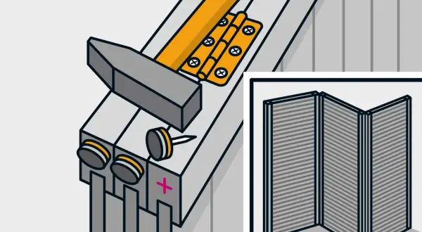Schritt-für-Schritt-Anleitung: paravent selber bauen. Hammer, Nägel und Scharniere werden gezeigt, um einen faltbaren Raumteiler zu montieren.