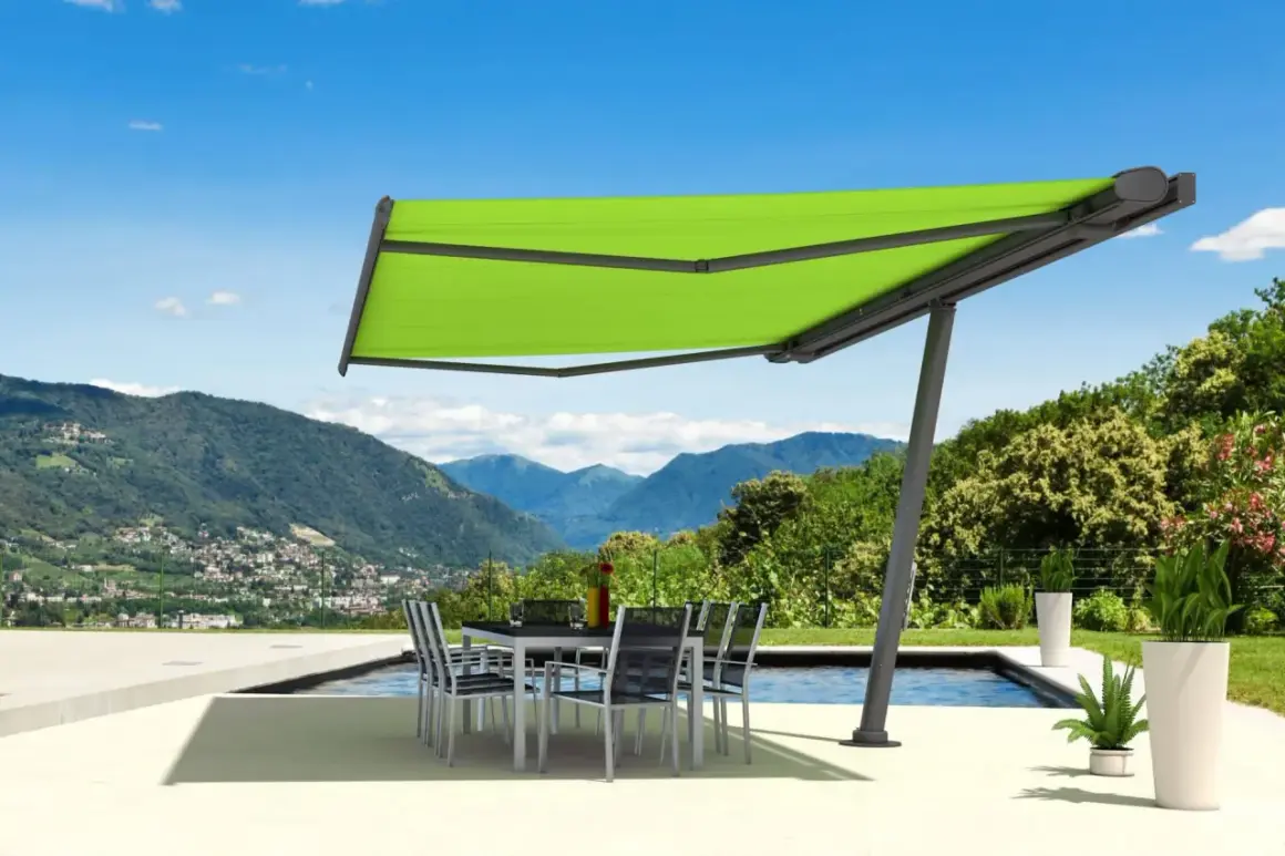 Moderne Terrassenüberdachung mit ausfahrbarem Sonnensegel in leuchtendem Grün. Tolle sonnensegel befestigen ideen für Ihren Außenbereich.