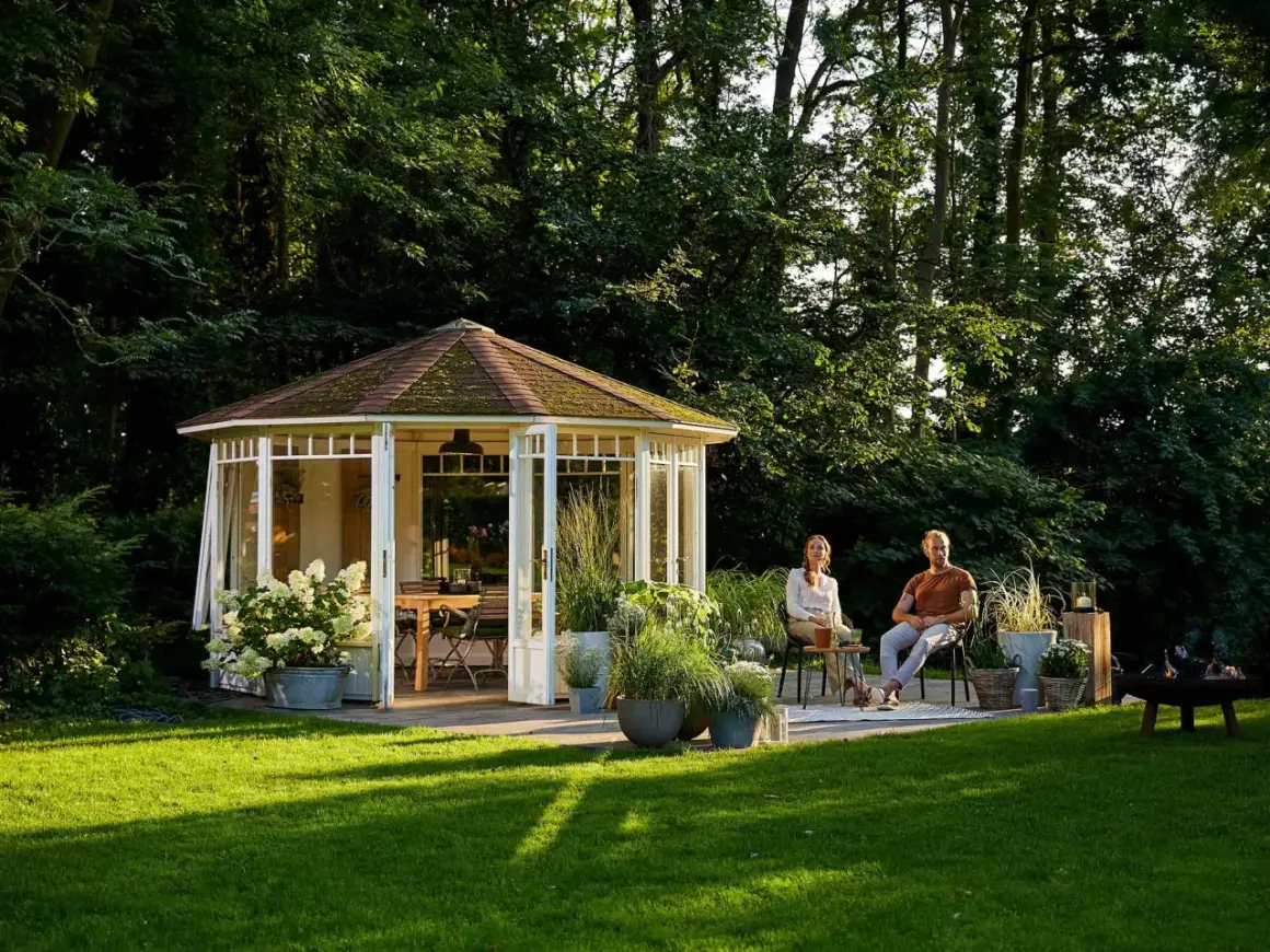 Ein Paar genießt die Abendsonne im Garten. Der Pavillon und die Bäume schaffen angenehme Schatten im Garten.