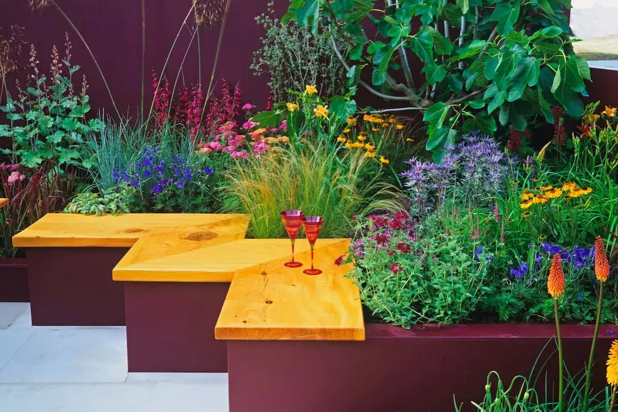 Farbenfrohe Blumenpracht und moderne Sitzb&auml;nke &ndash; tolle Kleingarten Ideen f&uuml;r eine Oase der Ruhe.
