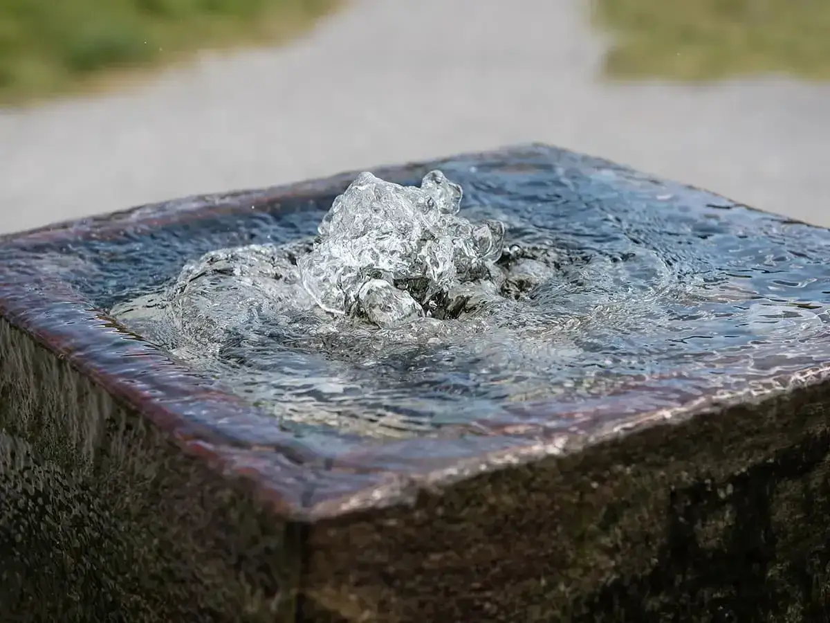 Ein kleiner, sprudelnder Gartenbrunnen, der zeigt, wie einfach es ist, einen Gartenbrunnen selber bauen.