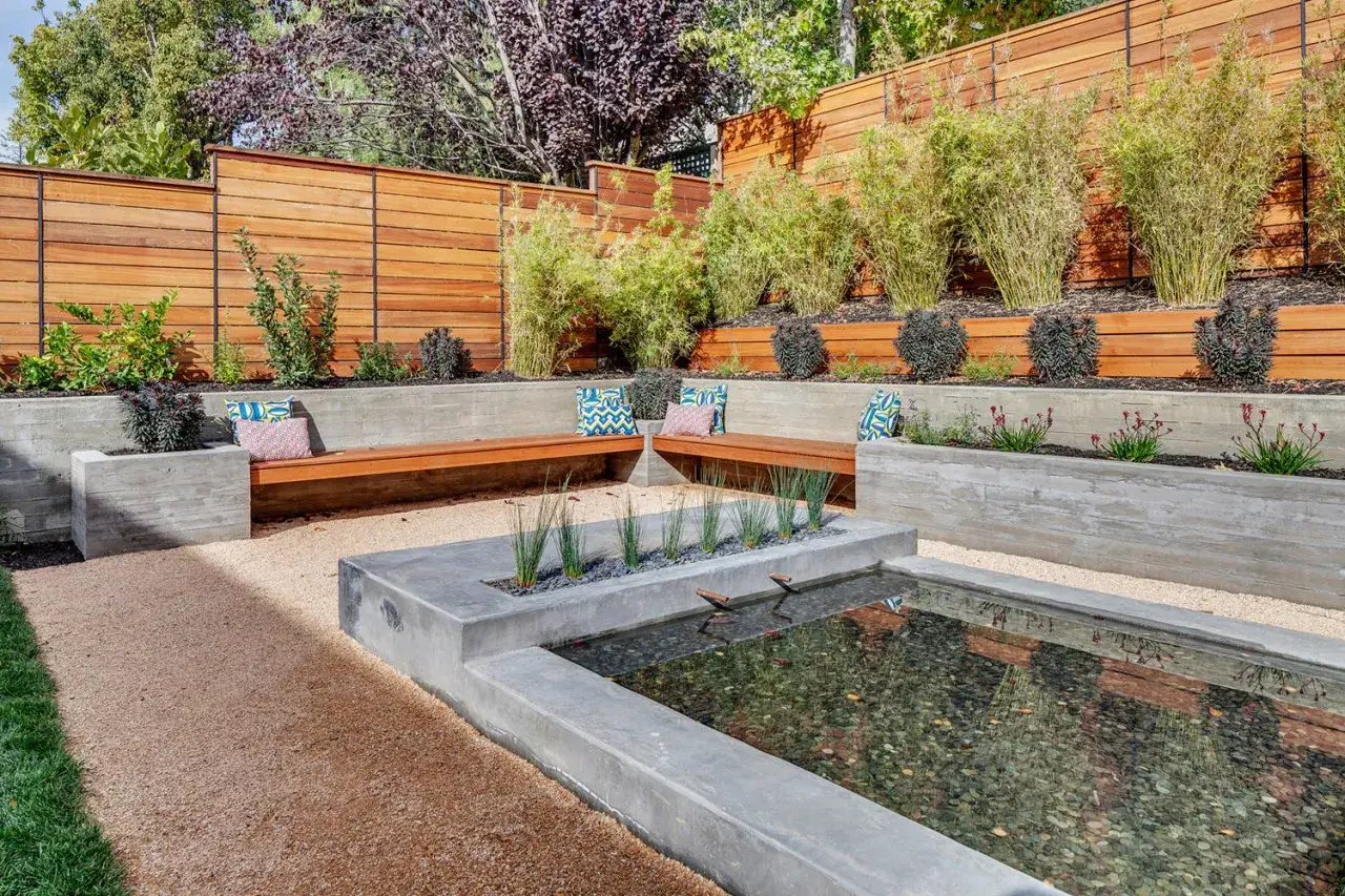 Moderne Gartengestaltung mit Beton, Holz und einem kleinen Gartenteich. Ideen f&uuml;r eine ruhige Oase.