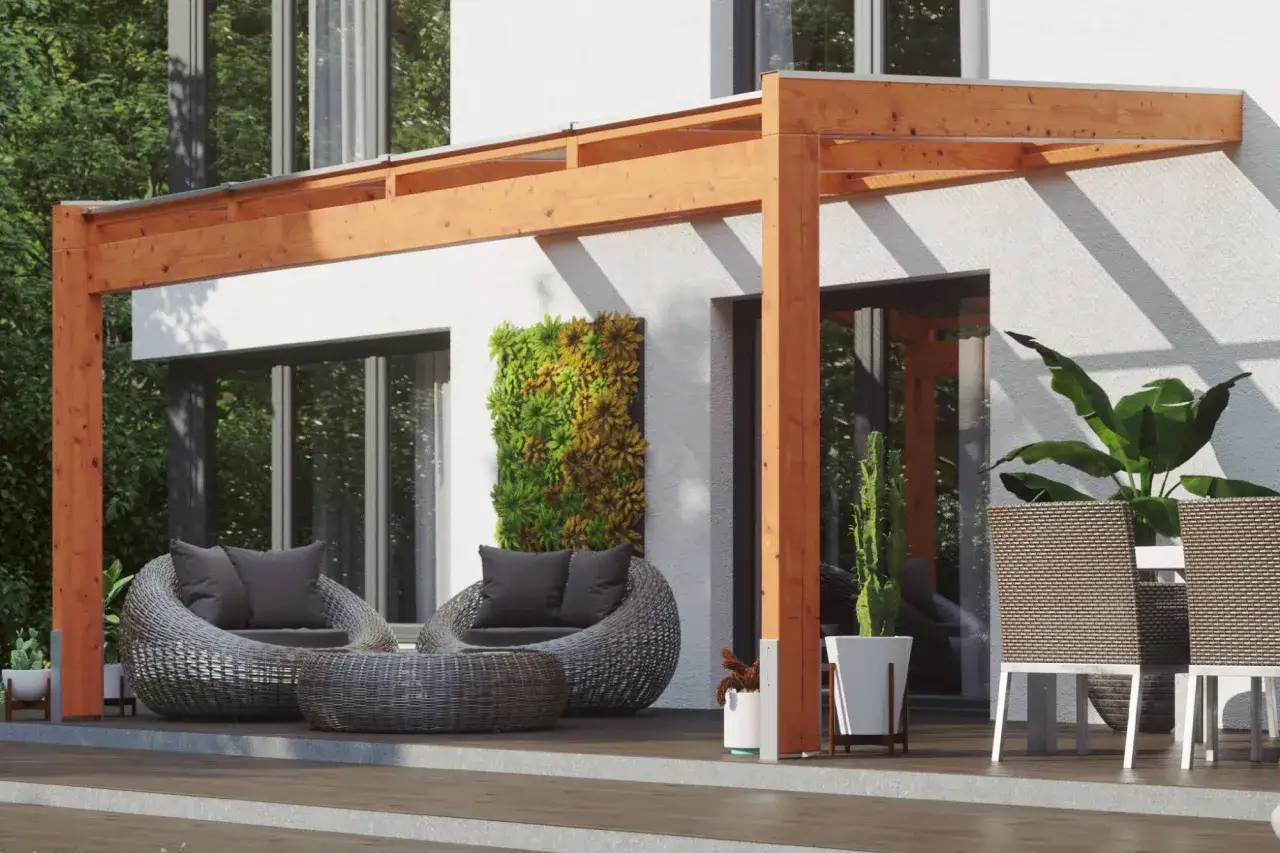 Holzbalken f&uuml;r ein Terrassendach selber bauen. Gem&uuml;tliche Lounge-M&ouml;bel und Pflanzen laden zum Entspannen ein.