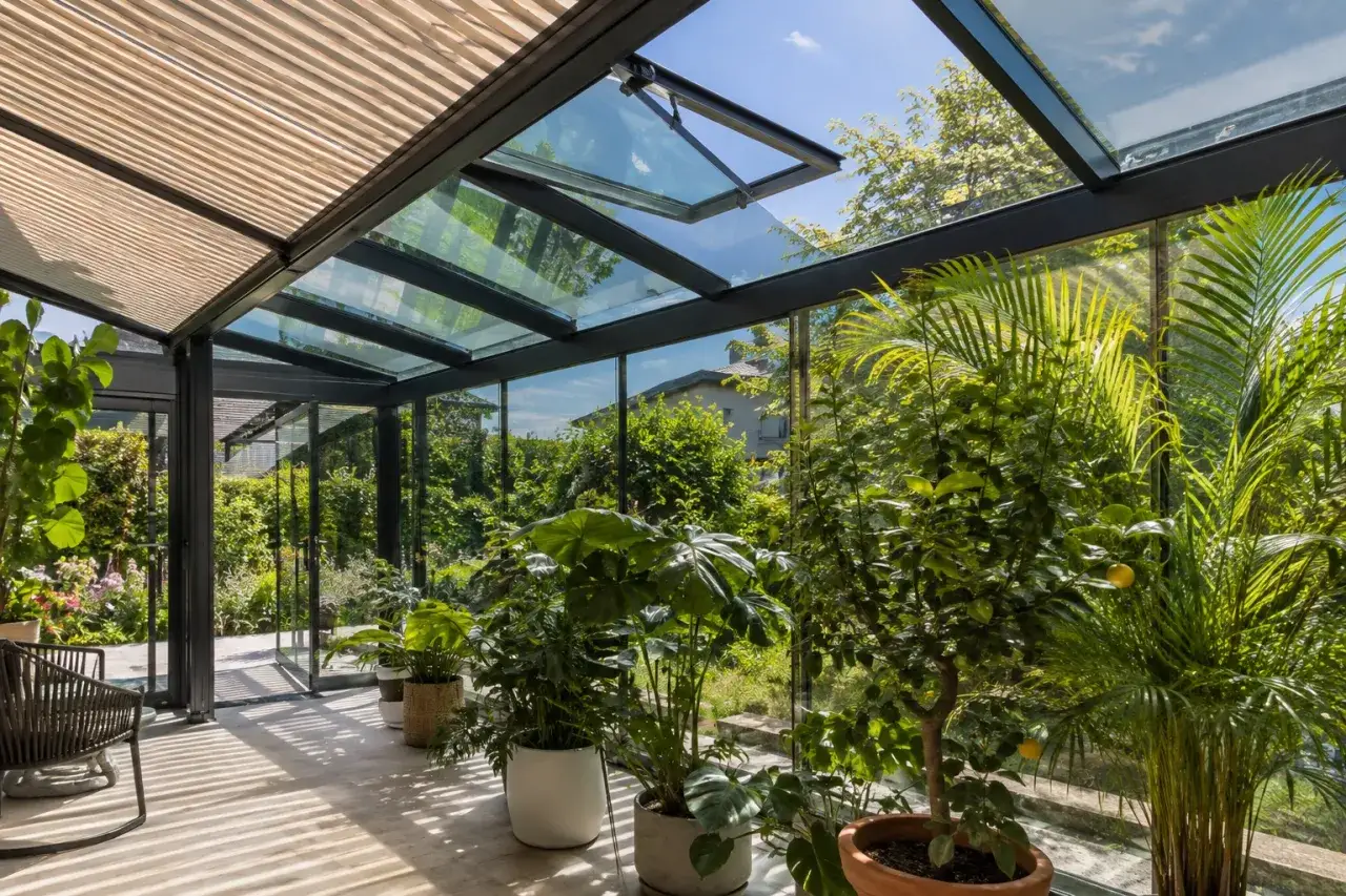 Ein heller Wintergarten mit vielen Pflanzen. Tolle anbau wintergarten ideen f&uuml;r ein gr&uuml;nes Paradies.