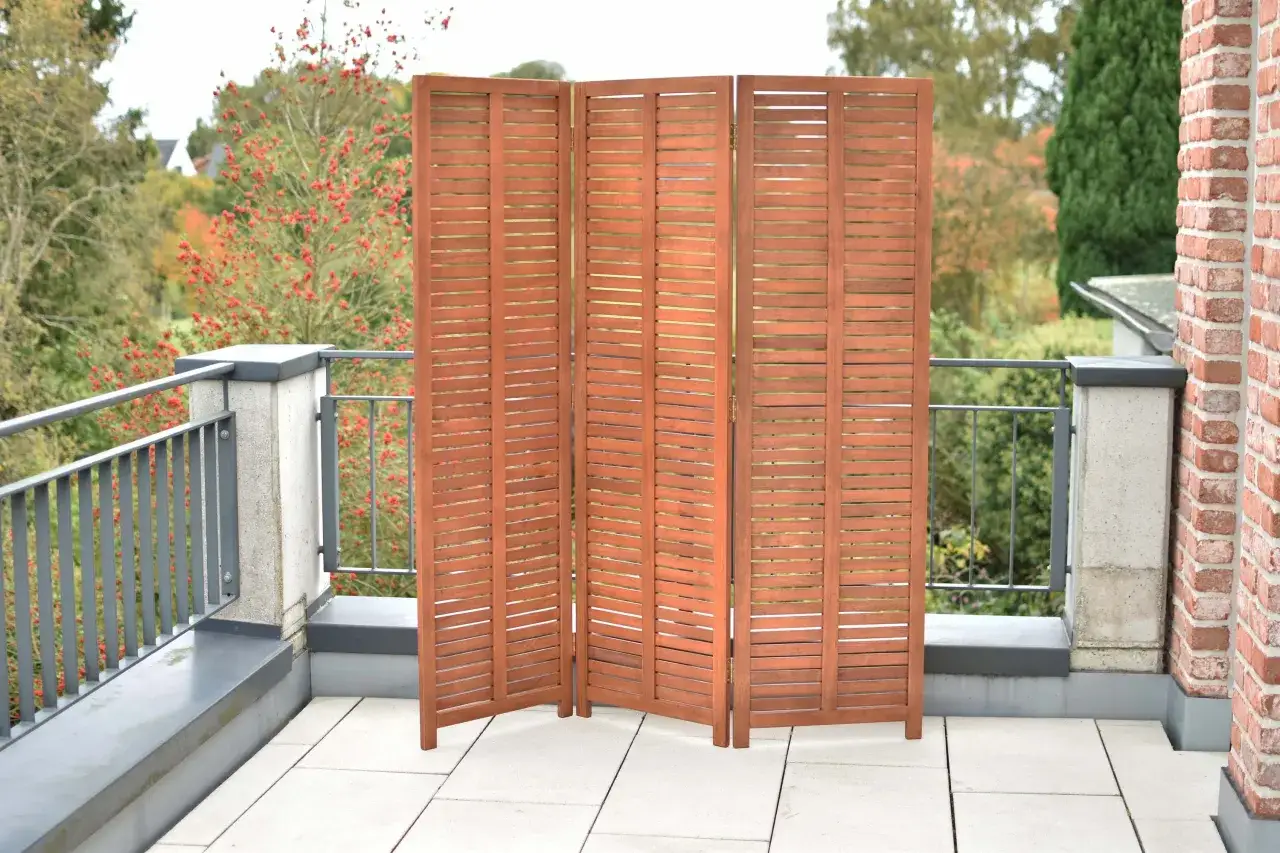 Ein dreiteiliger Paravent aus Holzlamellen, ideal zum paravent selber bauen f&uuml;r mehr Privatsph&auml;re auf dem Balkon.