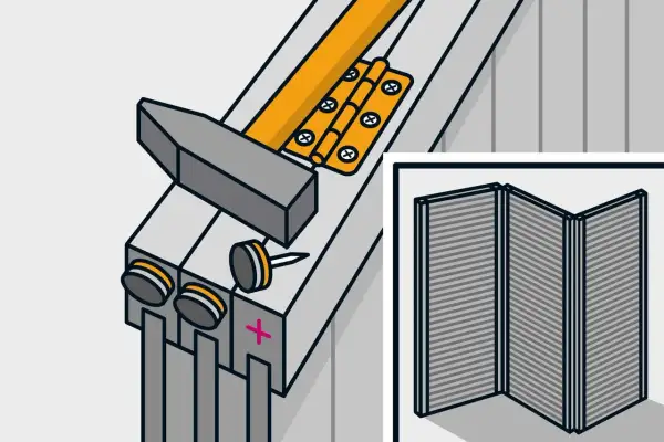 Schritt-für-Schritt-Anleitung: paravent selber bauen. Hammer, Nägel und Scharniere werden gezeigt, um einen faltbaren Raumteiler zu montieren.